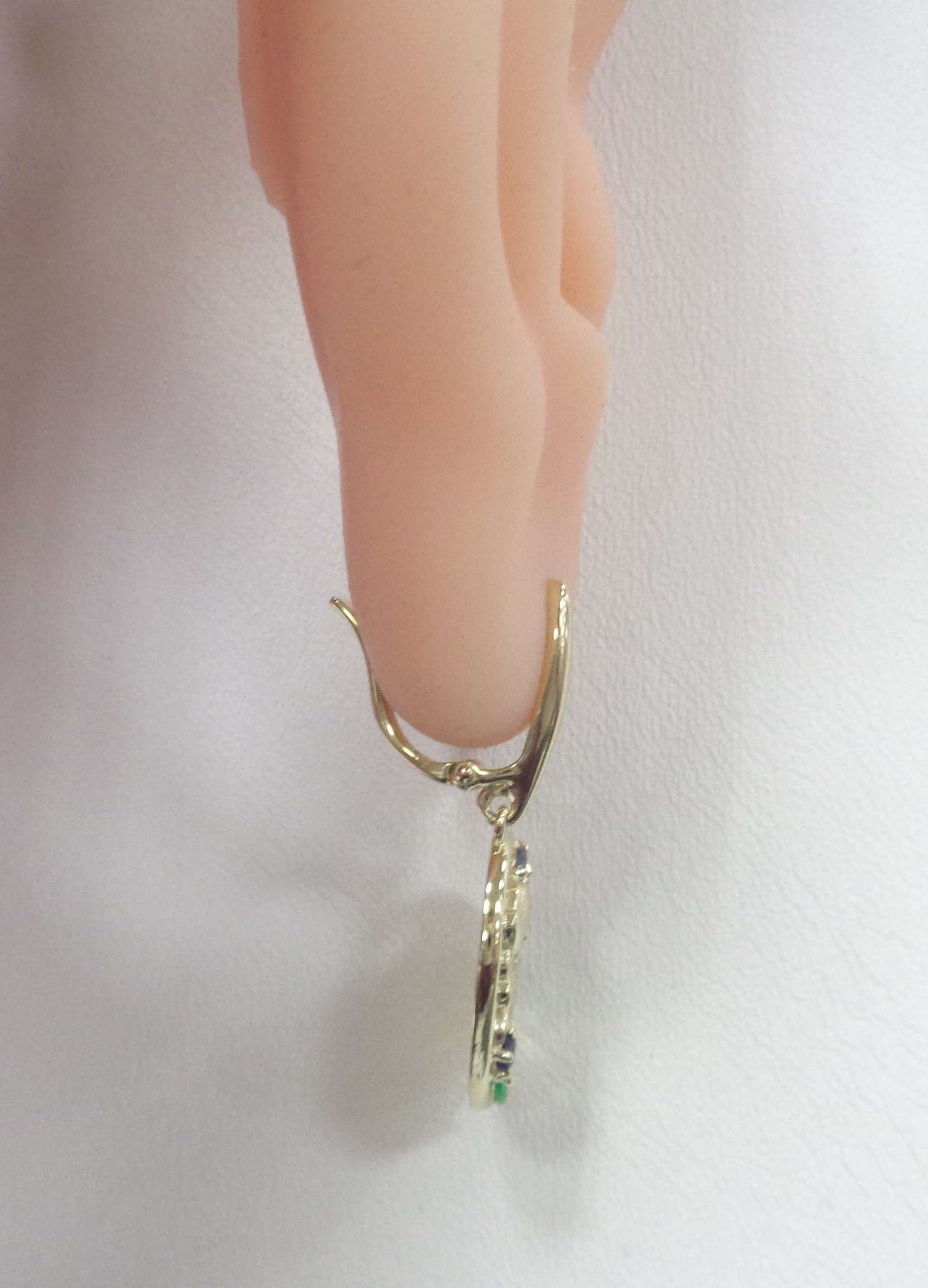 Серьги из желтого золота с изумрудами и сапфирами